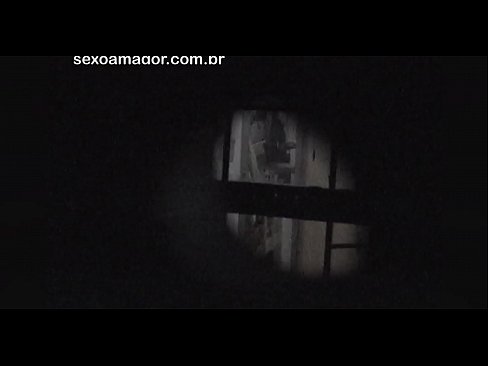 ❤️ Blondie hè videoregistrata in segretu da un voyeur di u quartieru nascostu daretu à i mattoni cavi ❤️❌ Pornu di qualità à noi